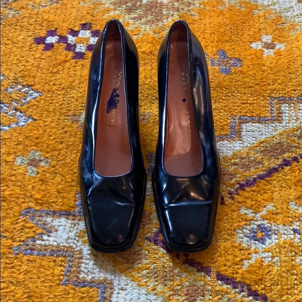 Square toe black pump